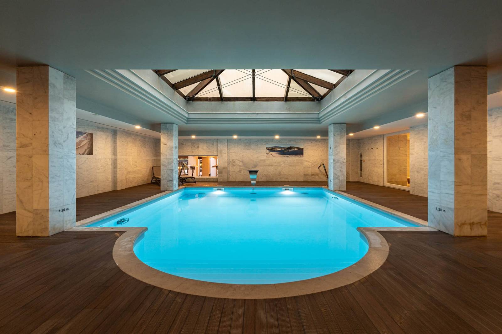 Kimpton Quinta da Marinha 天窗下的室內泳池
