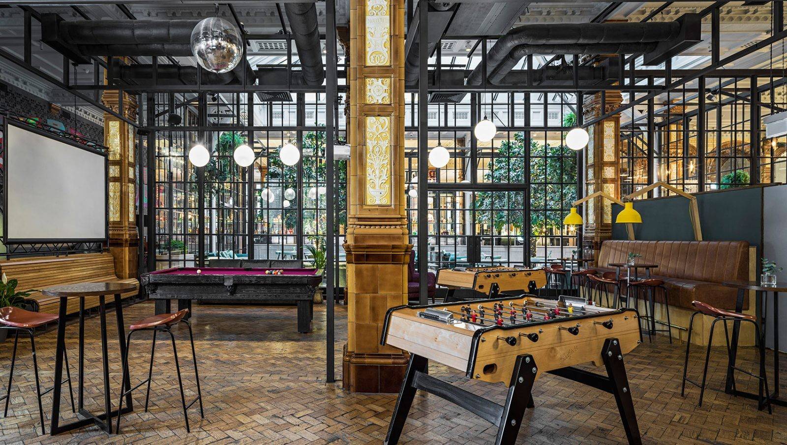 Kimpton Clocktower Hotel 設撞球台與手足球的交誼空間