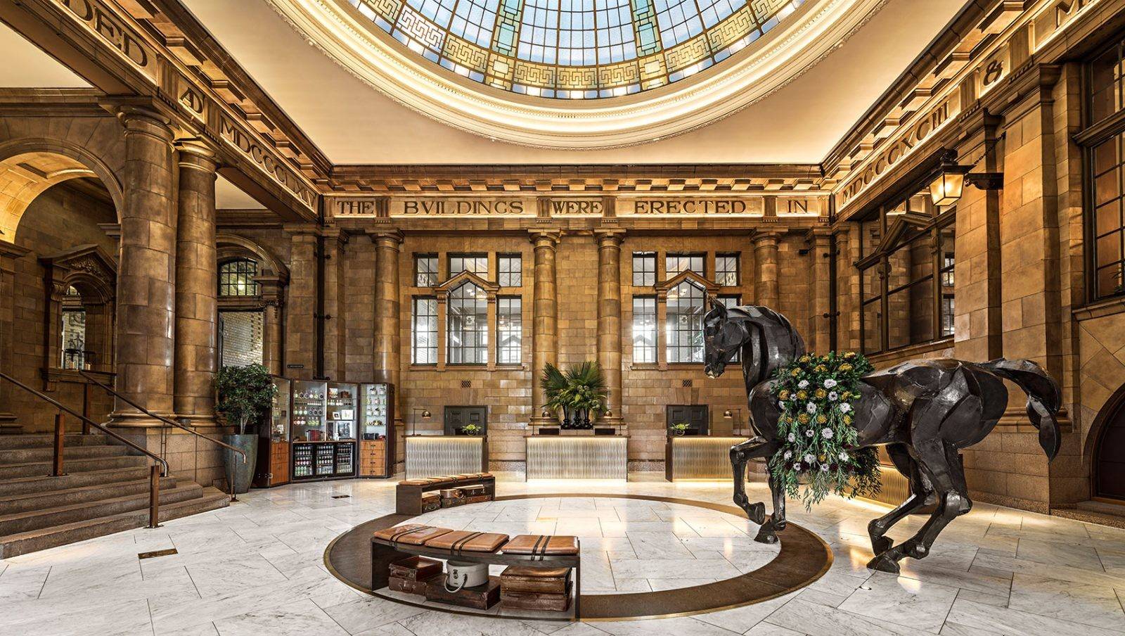 曼徹斯特 Kimpton Clocktower Hotel 彩繪玻璃穹頂下的大廳