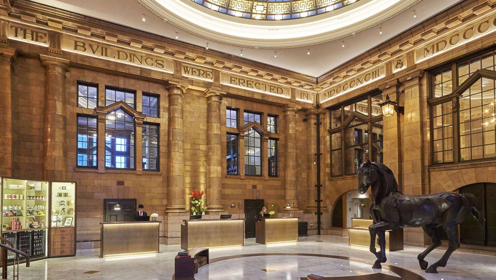 Kimpton Clocktower Hotel 大廳接待櫃台與銅馬雕塑