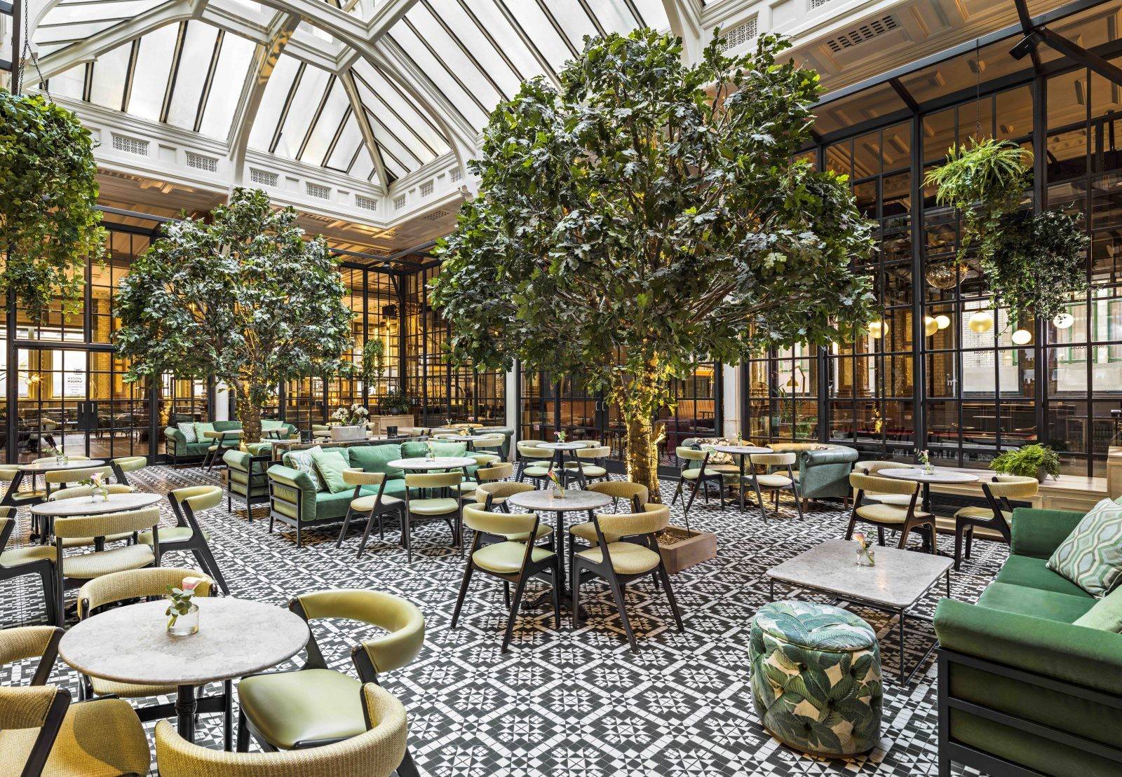Kimpton Clocktower Hotel 玻璃屋頂下的 Winter Garden 中庭