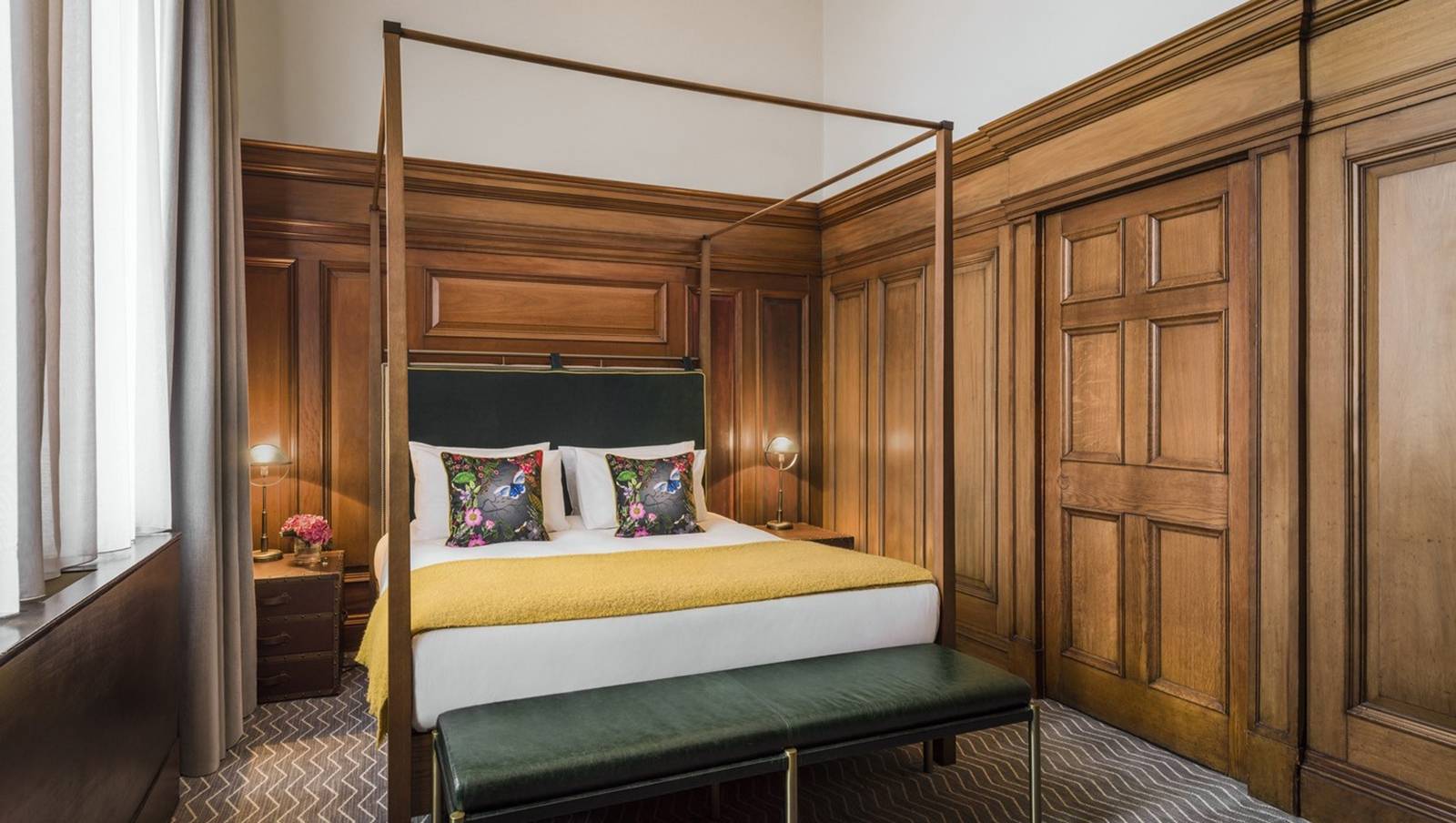 Kimpton Clocktower Hotel 木牆板與四柱床的 Heritage 套房