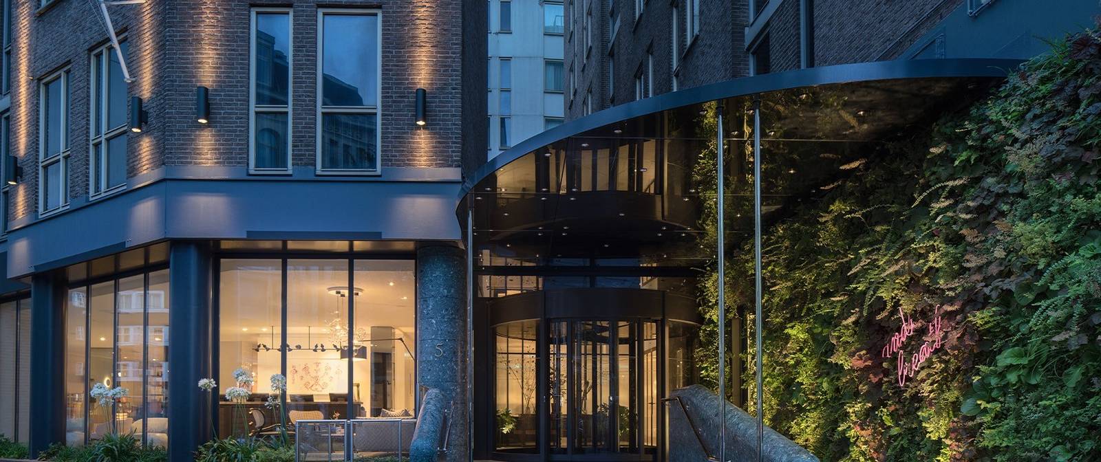 阿姆斯特丹 Kimpton De Witt 酒店外觀與綠牆入口