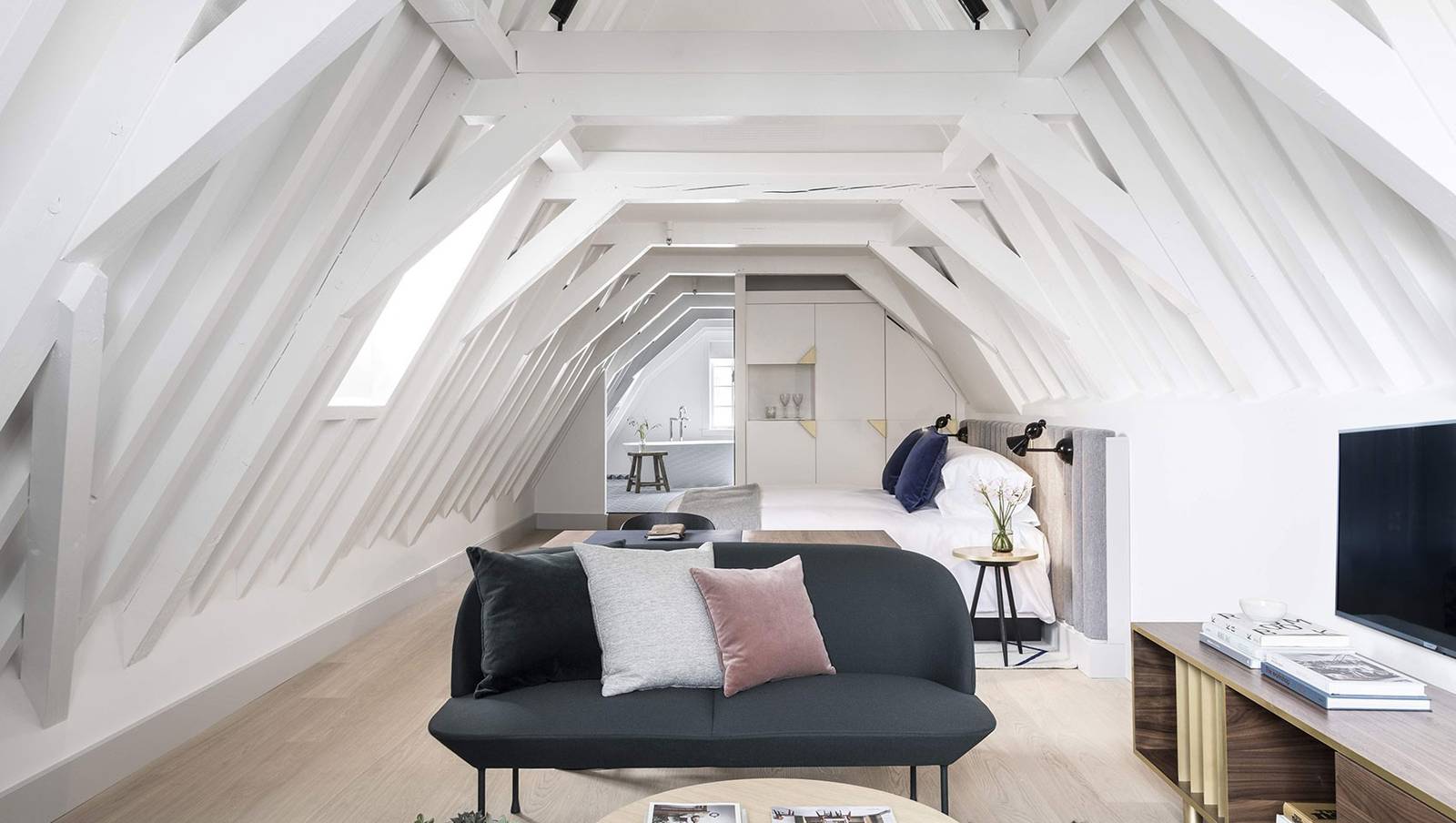 Kimpton De Witt 老建築裡保留木樑的斜頂客房