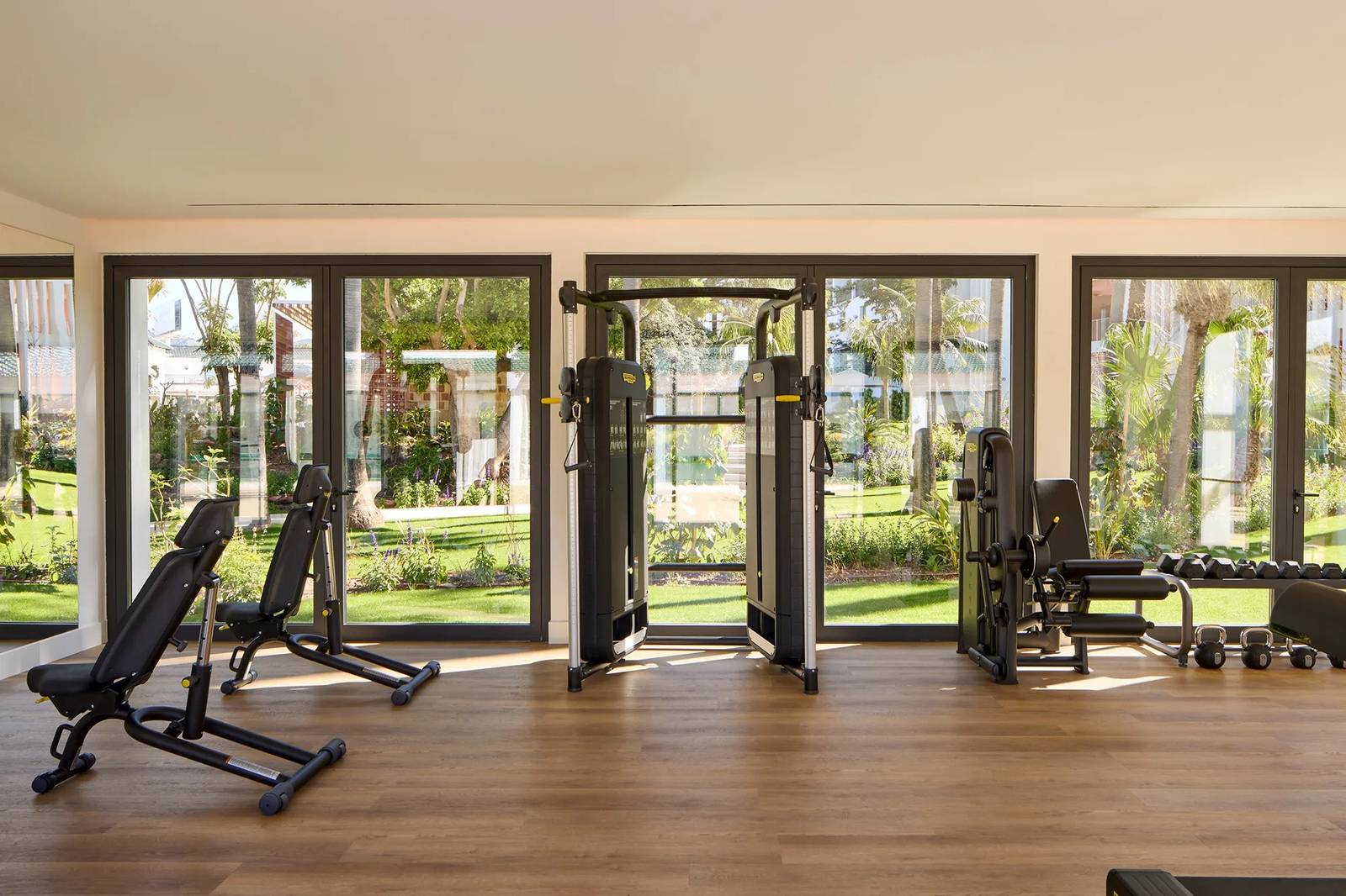 面向花園的 Technogym 健身房