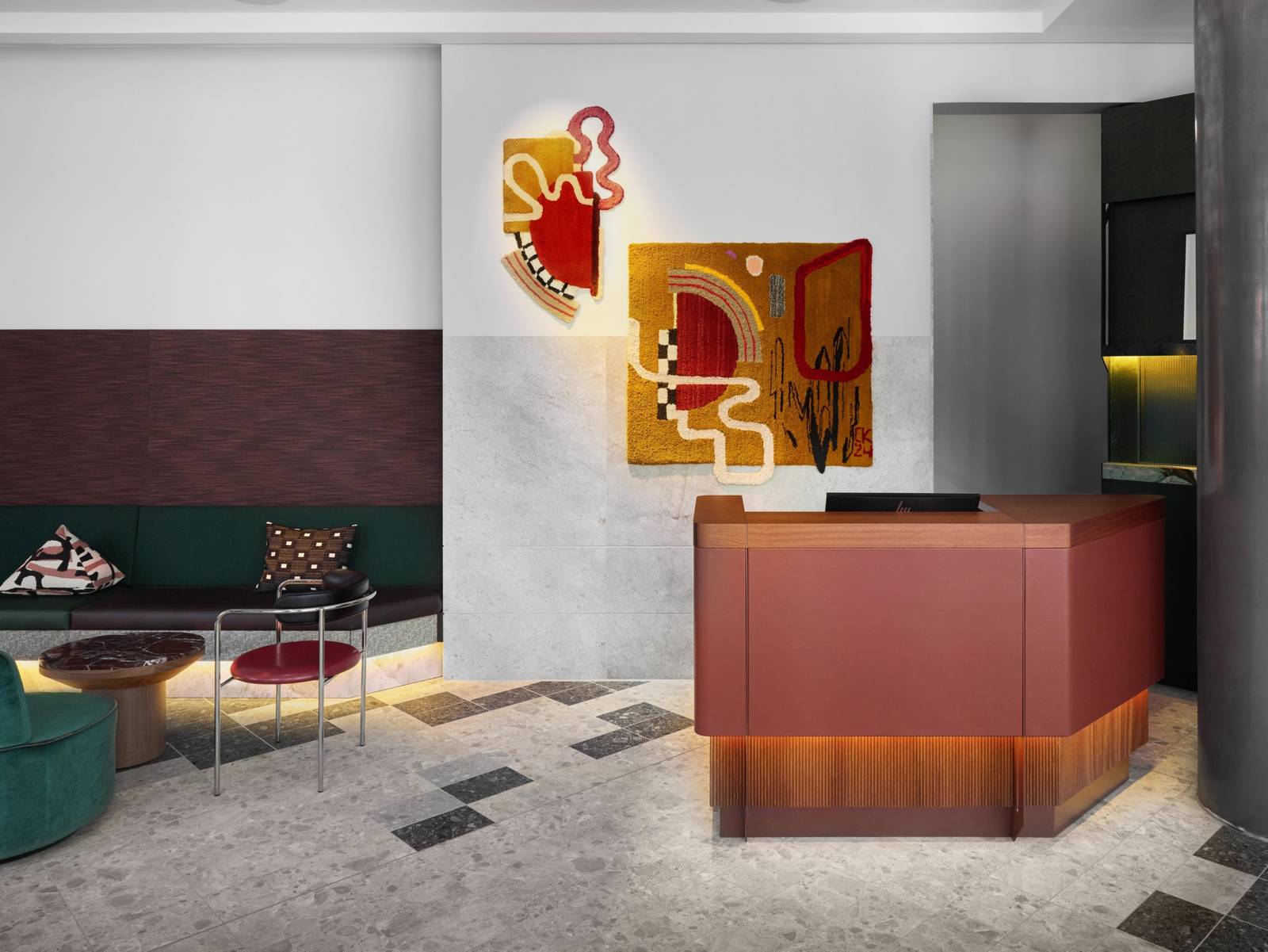 Kimpton Main Frankfurt 大廳接待區與藝術牆