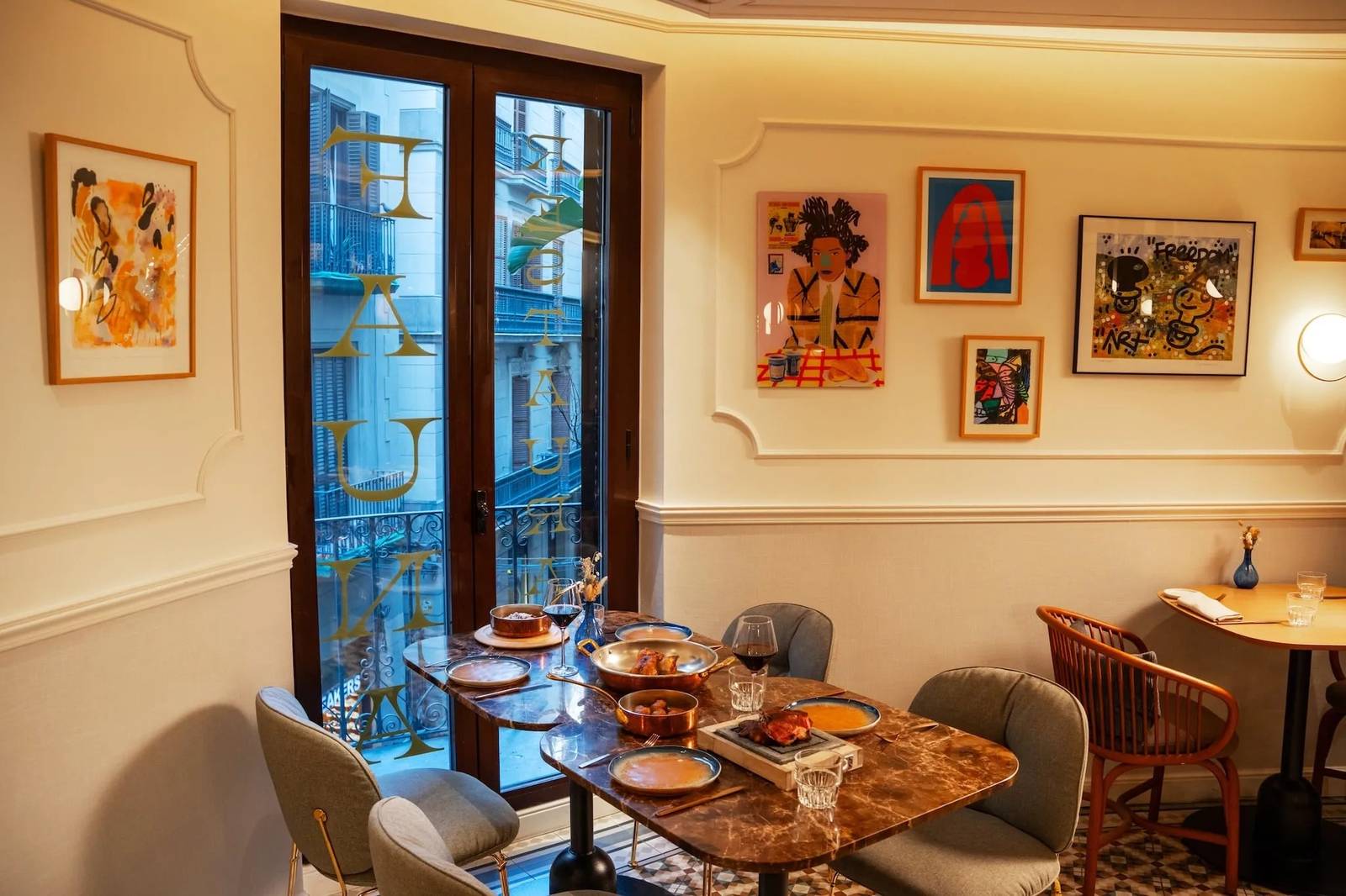Kimpton Vividora 窗邊用餐區