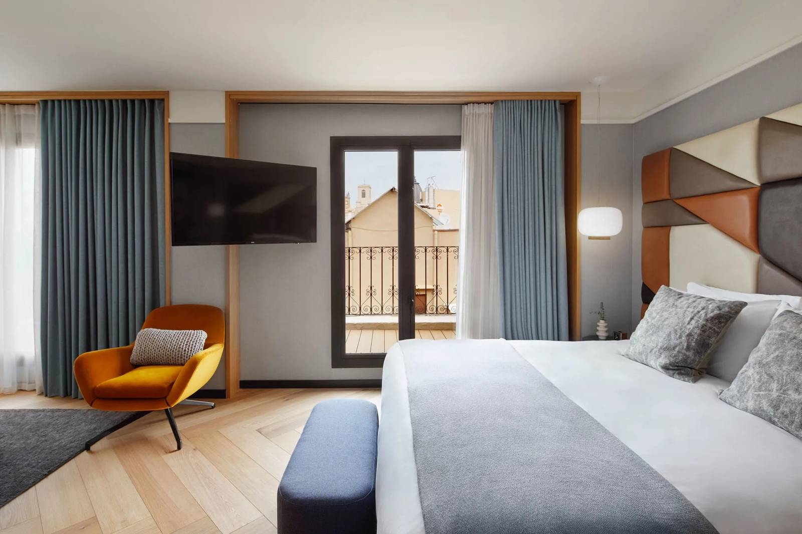 Kimpton Vividora 套房臥室與陽台