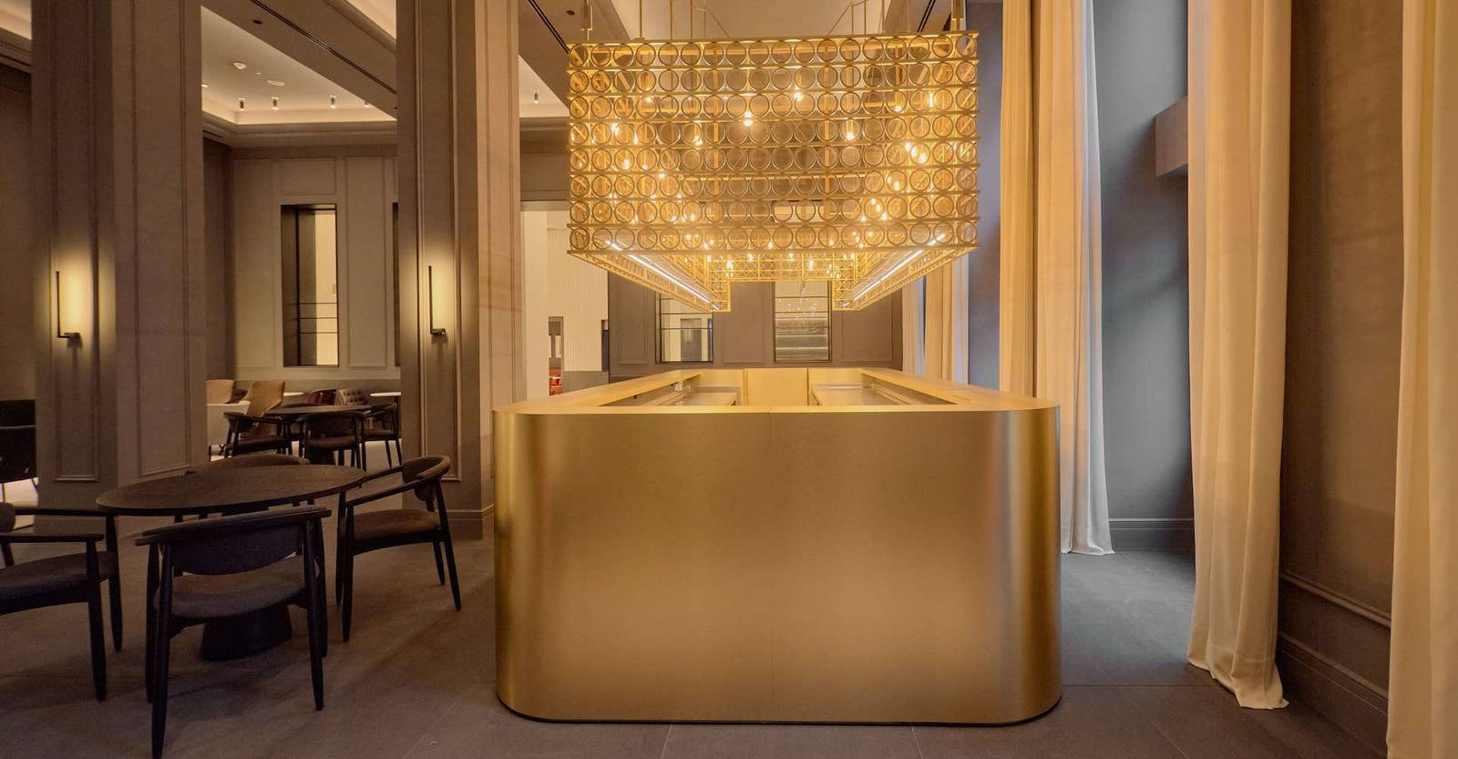 KOZMO Hotel 金色吧台酒吧區