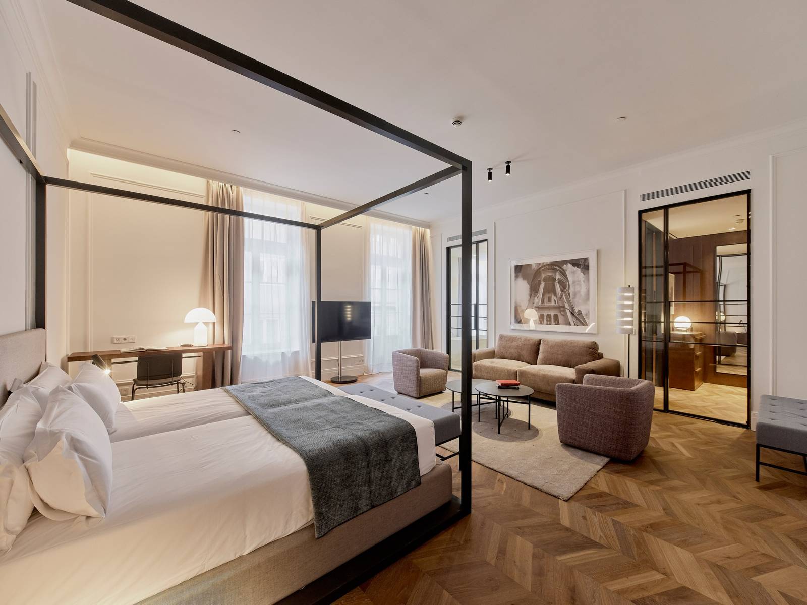 KOZMO Hotel Junior Suite 四柱床與起居區