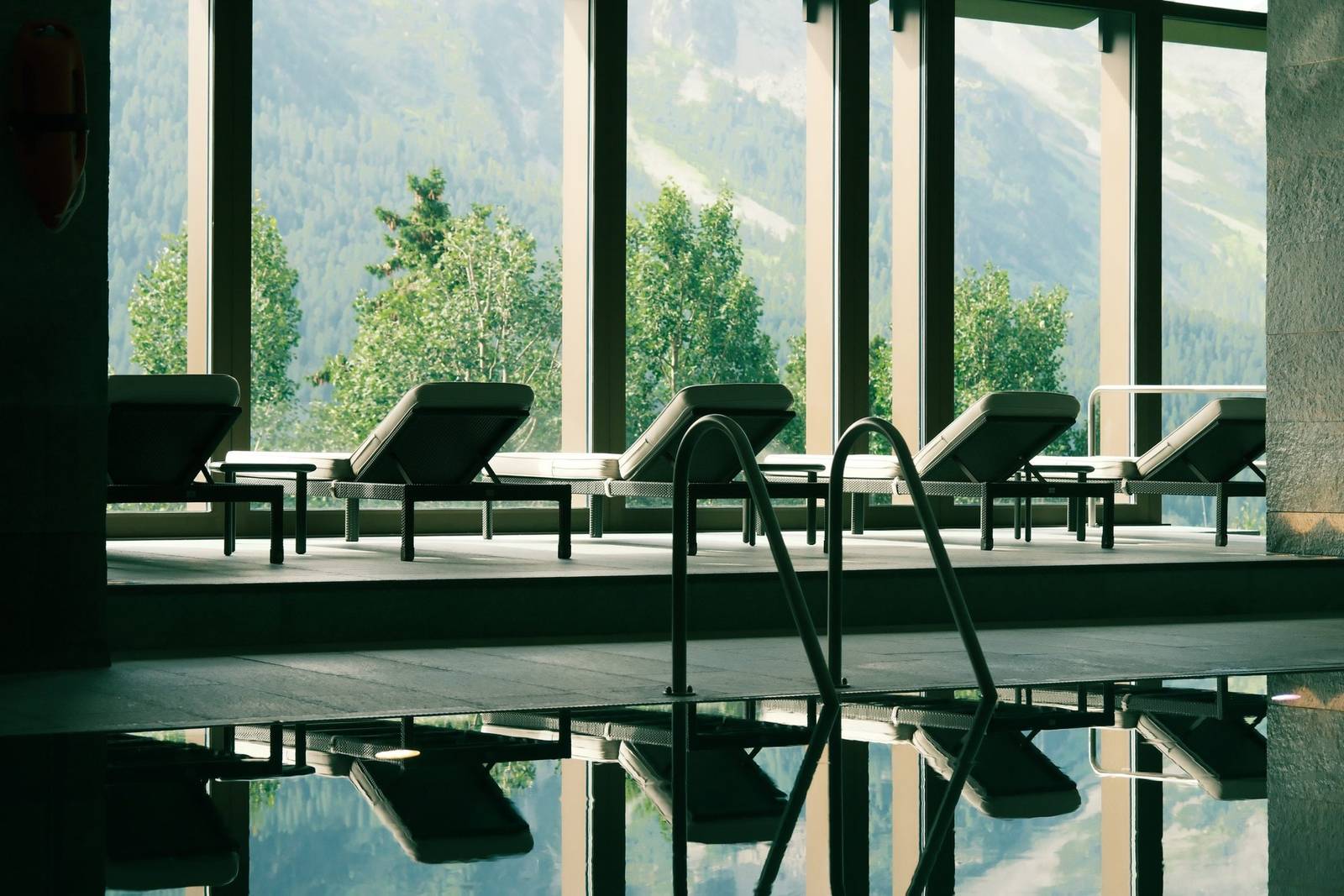 Kulm Spa 室內泳池與窗外山景