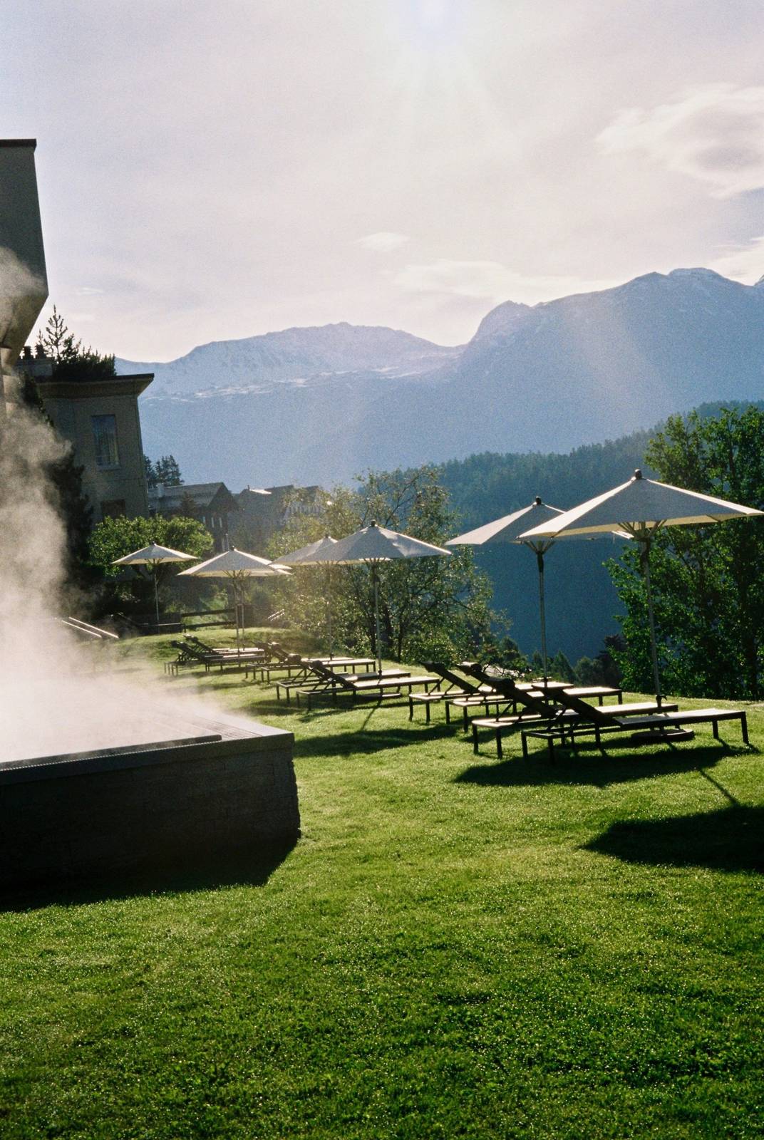 Kulm Spa 戶外泳池旁的草坪躺椅區
