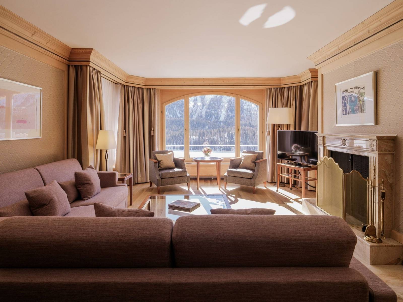 Kulm Hotel Rosatsch Suite 附壁爐的湖景起居室