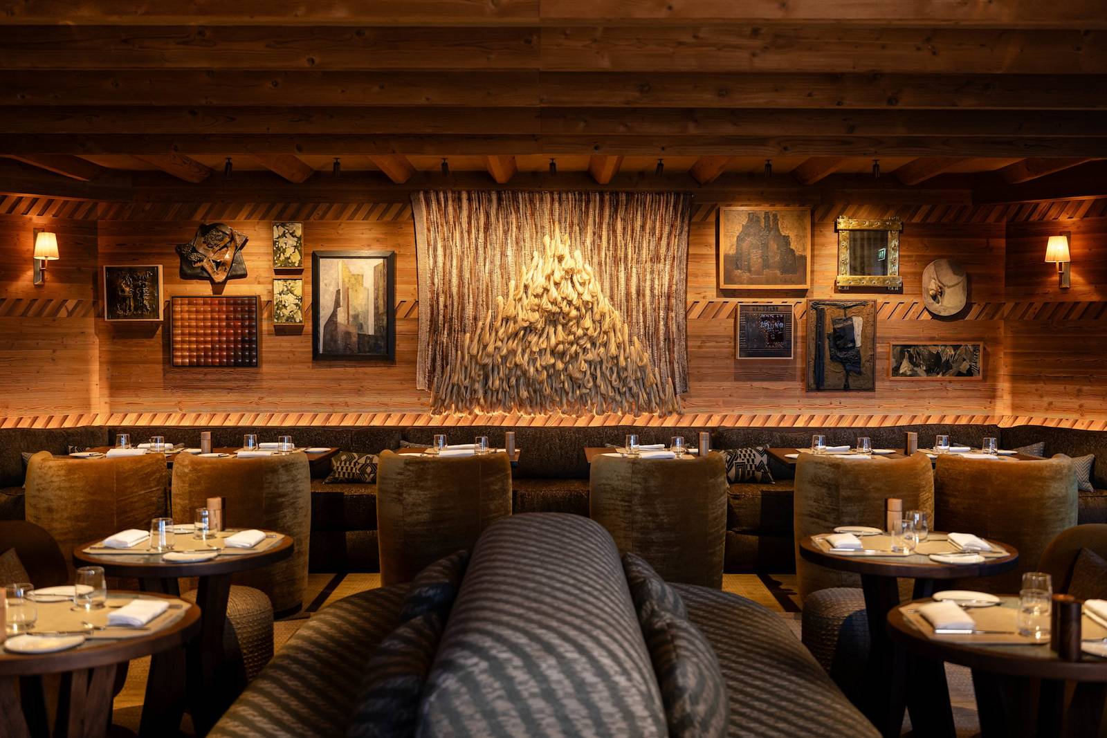L'Apogée Courchevel 木質牆面的餐廳
