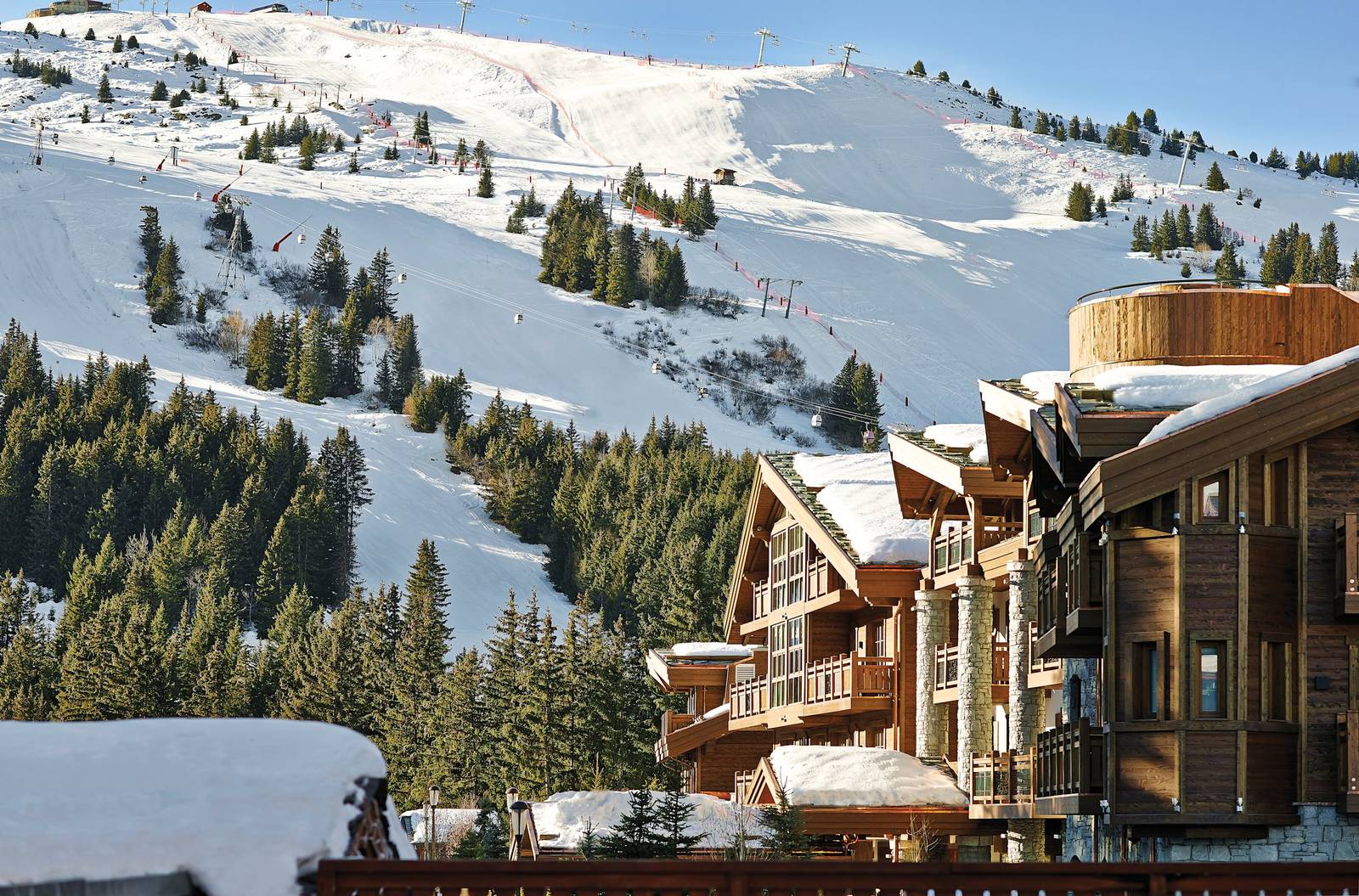 L'Apogée Courchevel 緊鄰雪道的酒店外觀