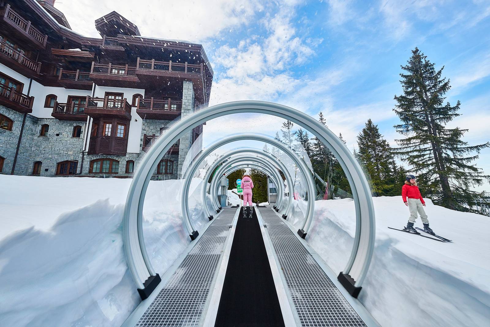 L'Apogée Courchevel 通往滑雪室的雪地輸送帶