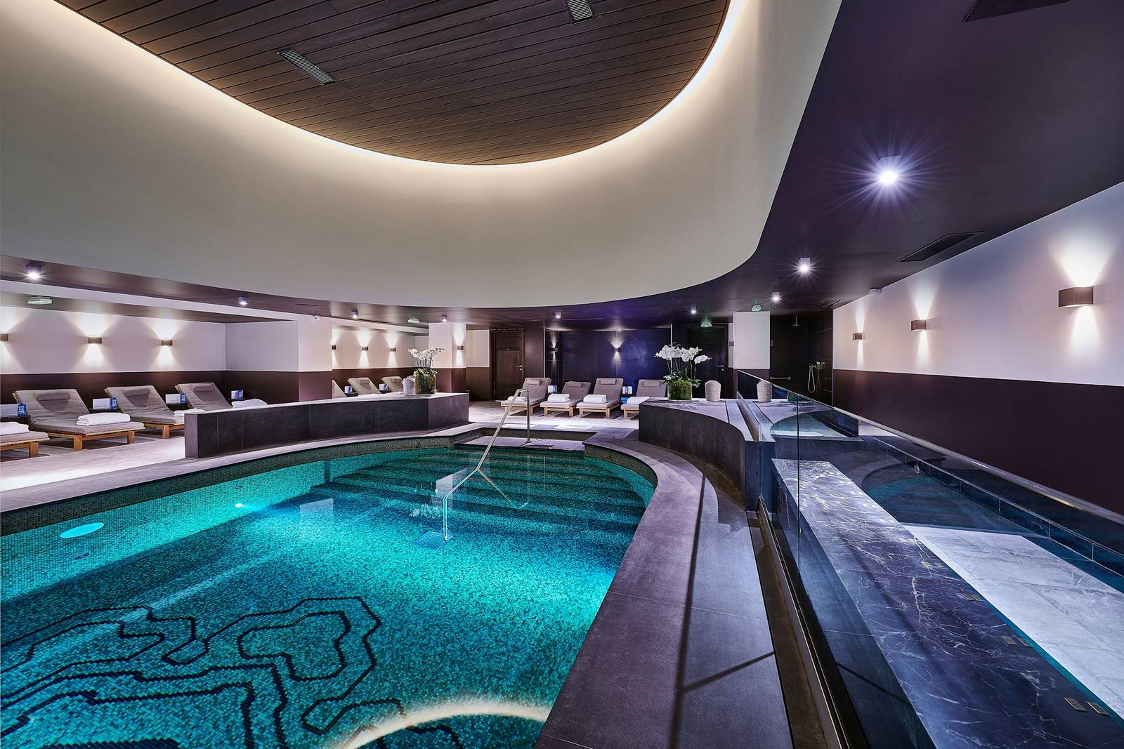 L'Apogée Courchevel 藍色馬賽克室內泳池