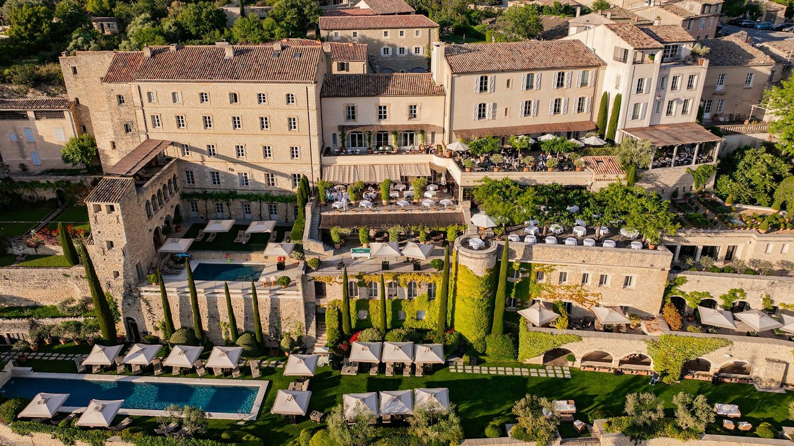 空拍戈爾德 La Bastide 飯店層層石砌建築、露台與泳池花園