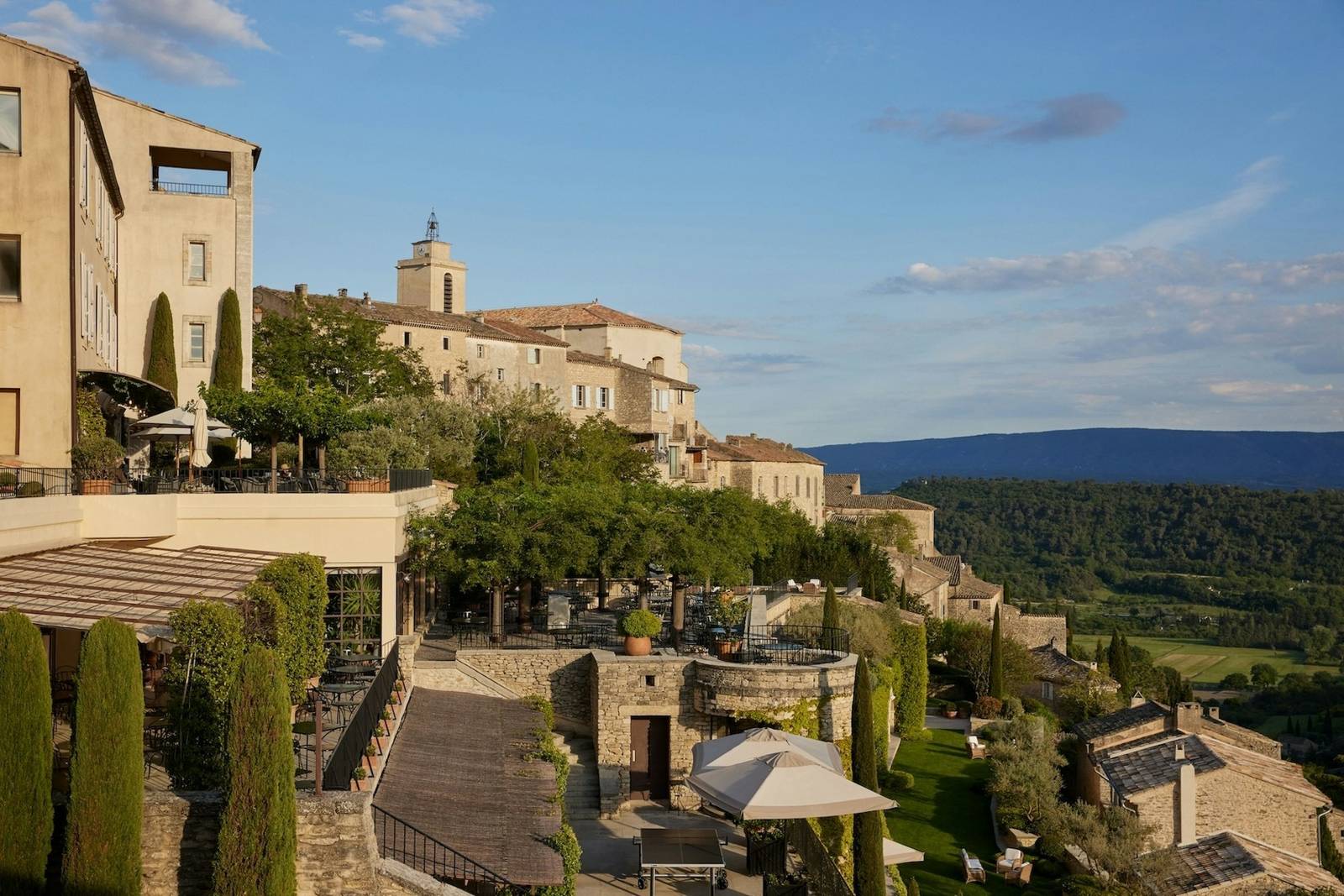 La Bastide 飯店花園與盧貝宏山谷景觀