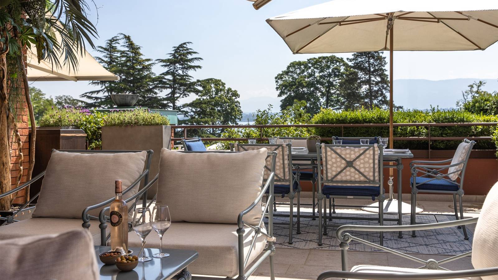 La Réserve Genève 湖景露台休憩區