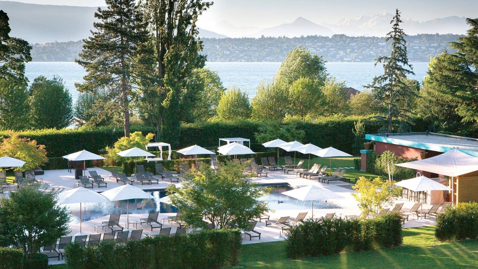日內瓦 La Réserve Genève 湖畔花園與戶外泳池，遠望日內瓦湖與山景