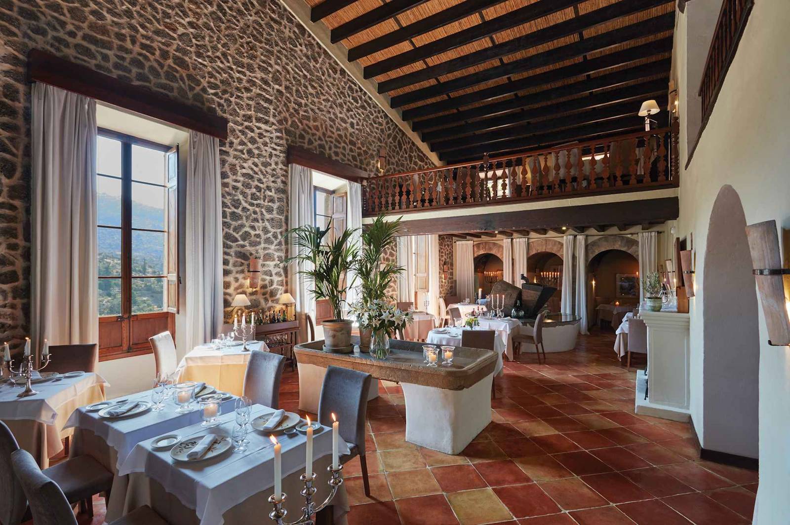 La Residencia El Olivo 餐廳石牆挑高用餐室
