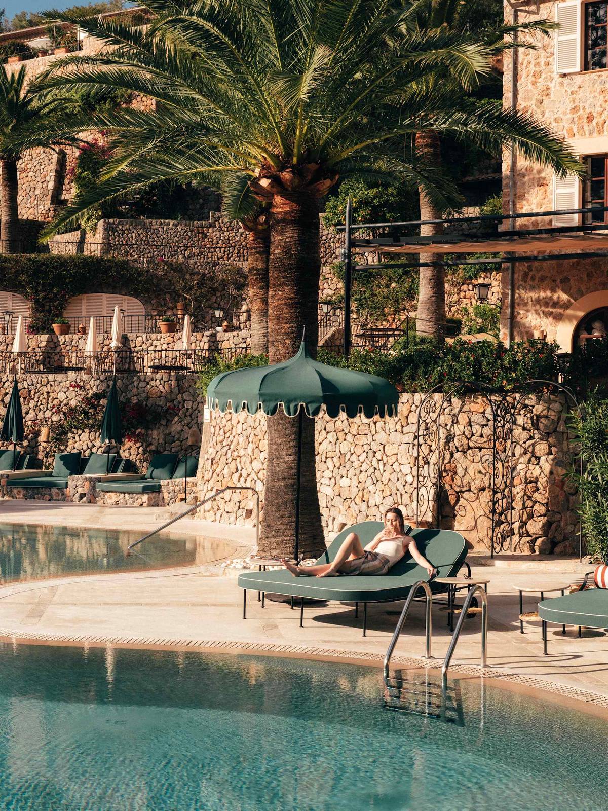 La Residencia 戶外泳池畔躺椅區
