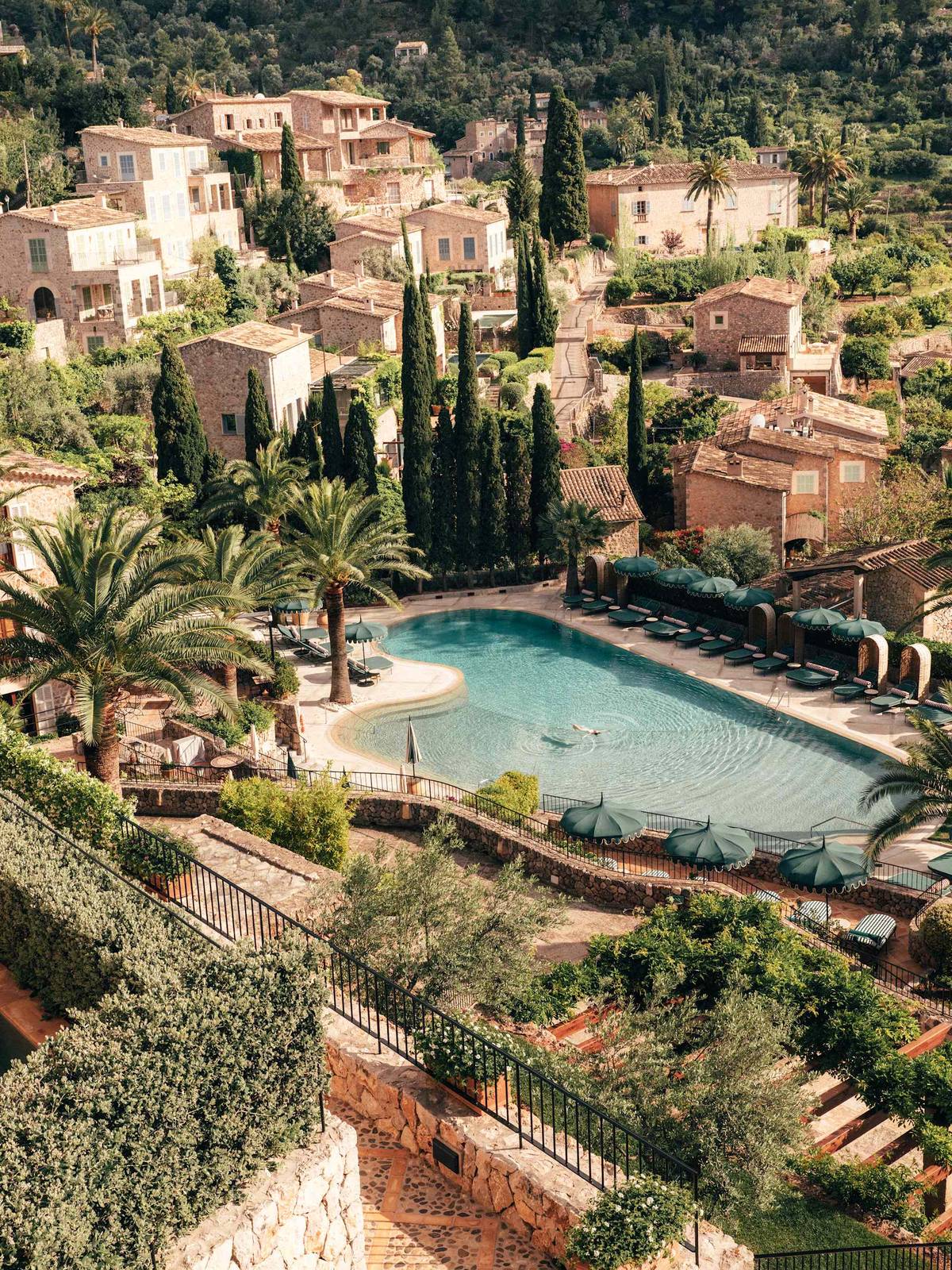 La Residencia 戶外泳池與德亞村山景