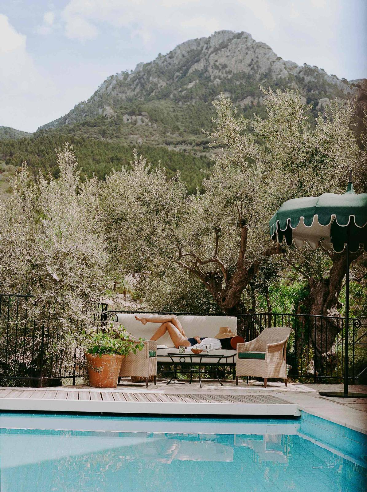 La Residencia Villa Robert Graves 私人泳池與山景