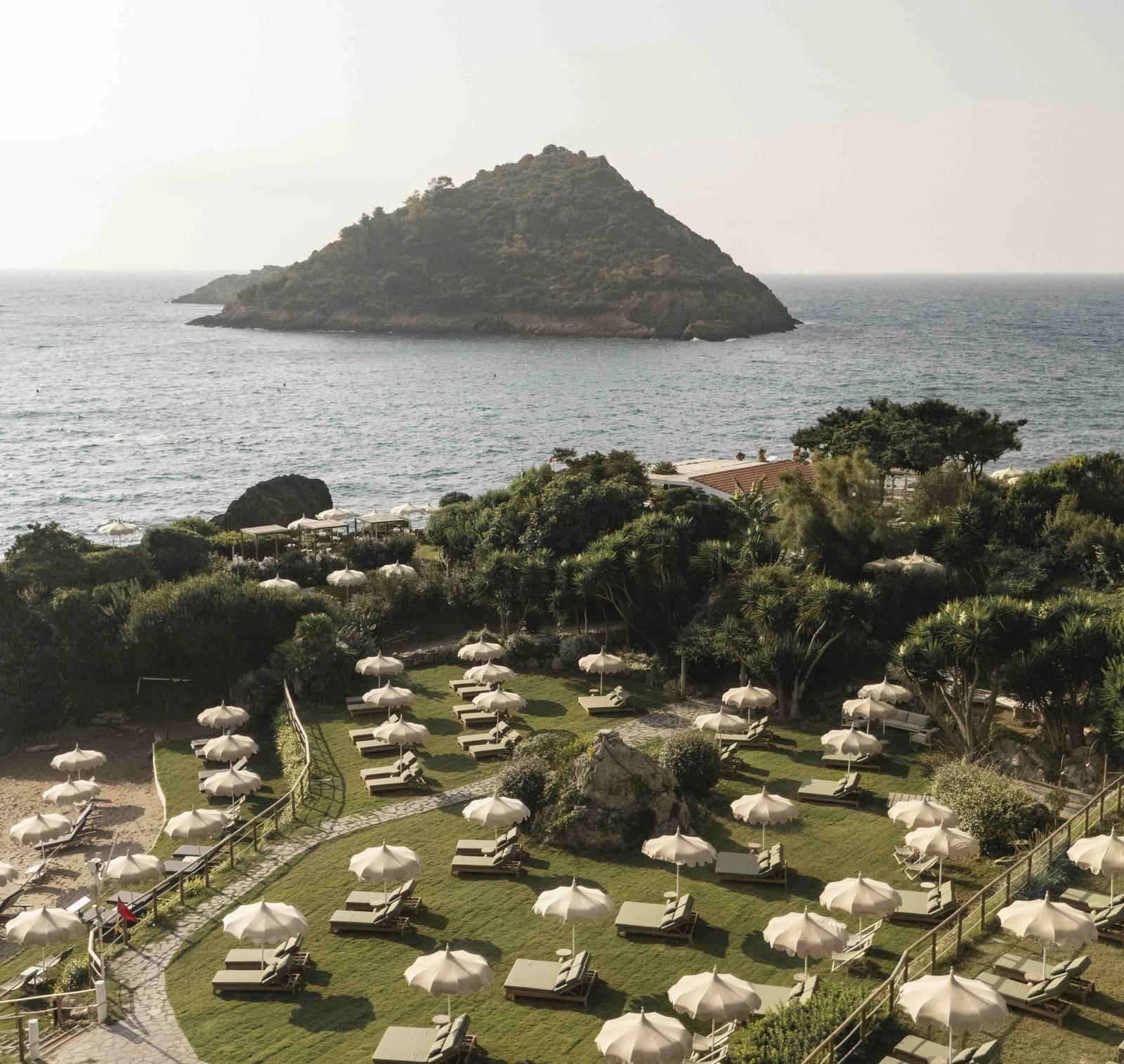 Isolotto Beach Club 花園躺椅區與海上小島