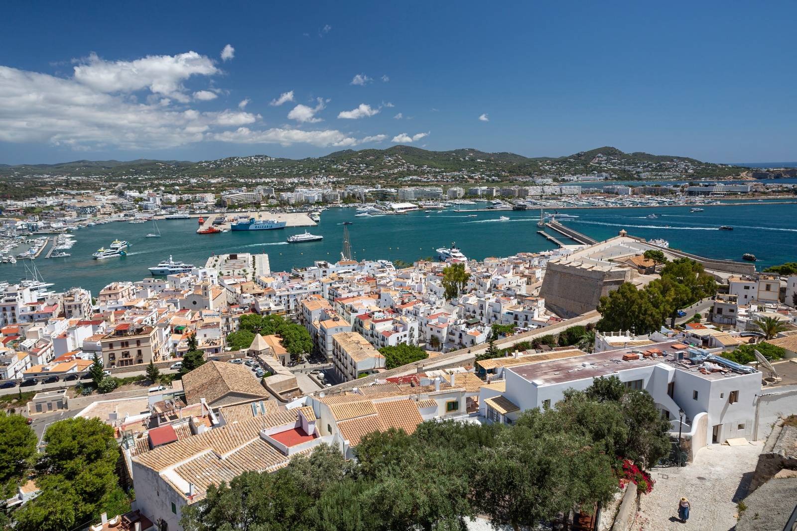 從 Dalt Vila 眺望伊維薩港與市區