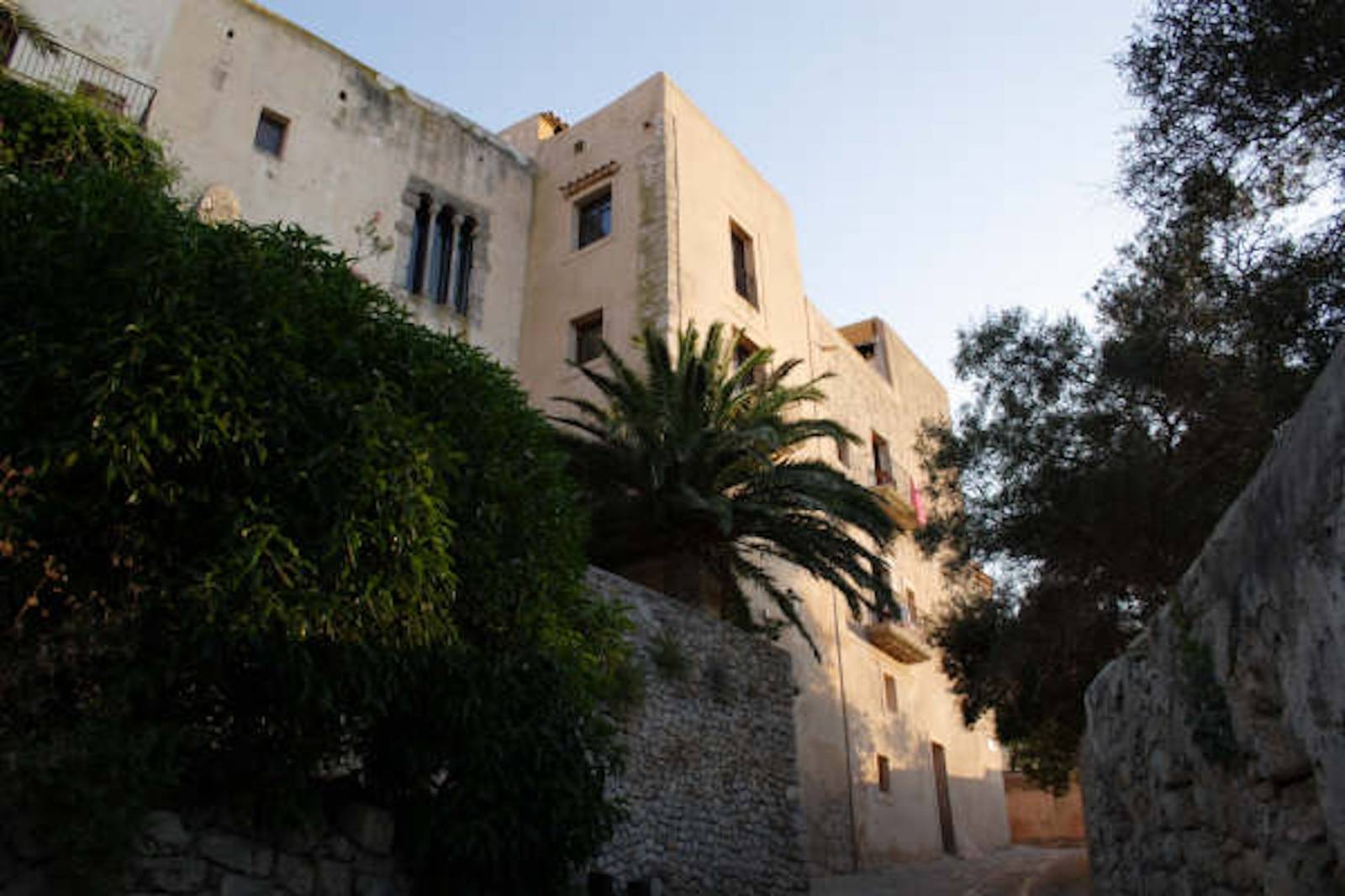 伊維薩 La Torre del Canónigo 位於 Dalt Vila 古城牆邊的建築外觀