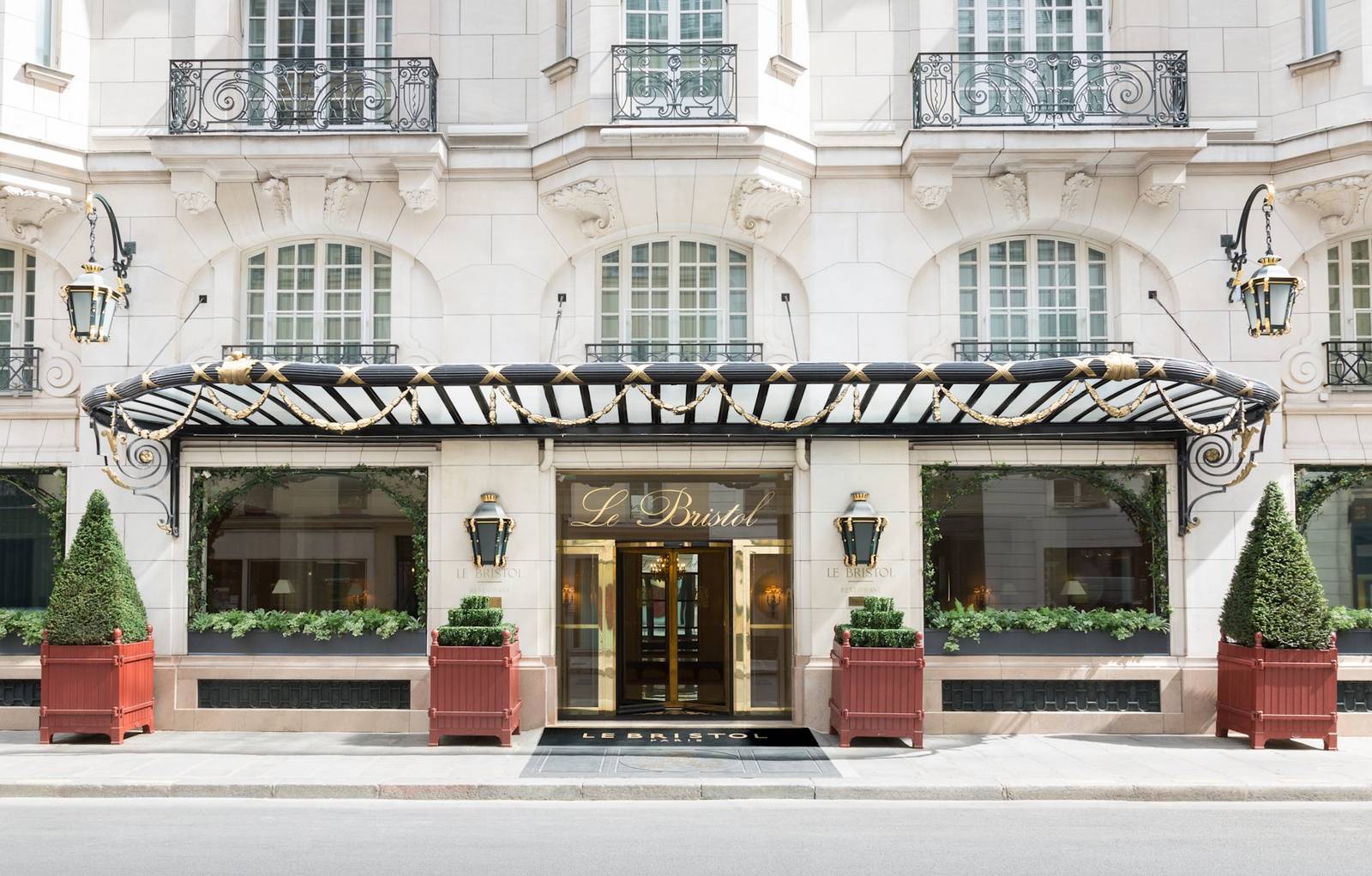 Le Bristol Paris 聖奧諾雷市郊路上的正門