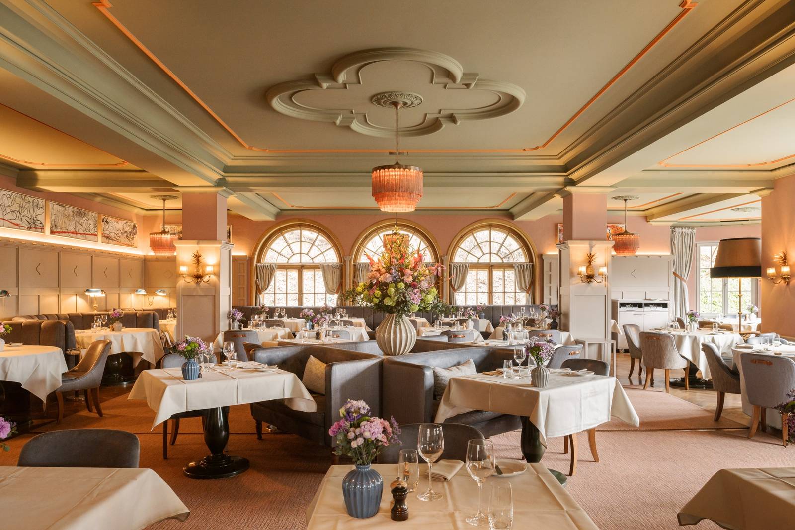 Le Grand Bellevue 拱窗餐廳