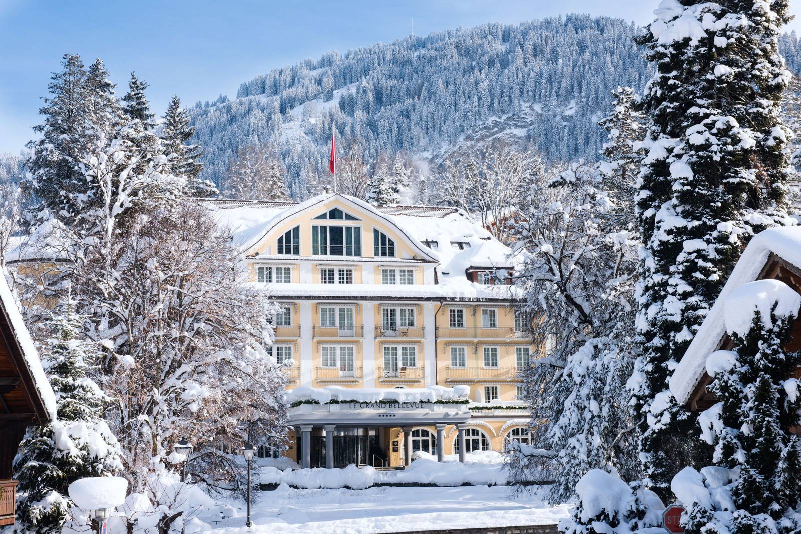 格施塔德 Le Grand Bellevue 冬季雪景中的酒店外觀