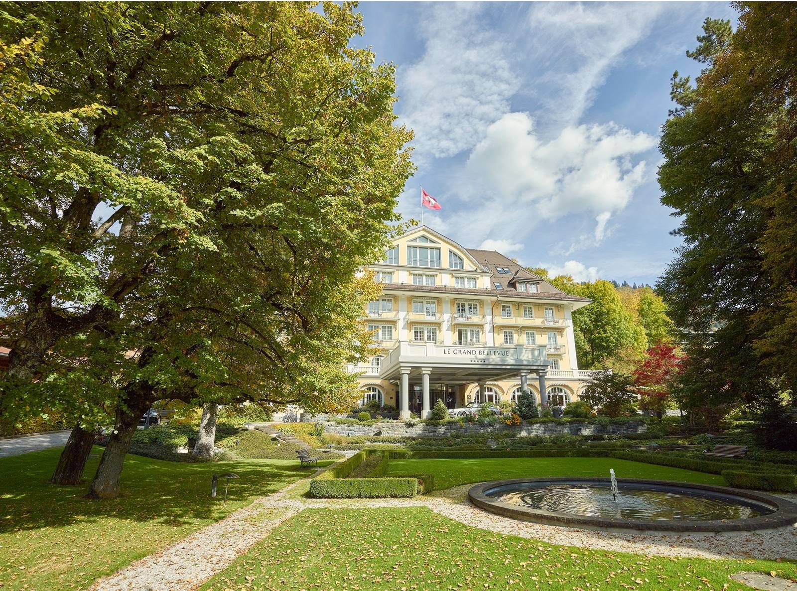 Le Grand Bellevue 百年建築與前方花園