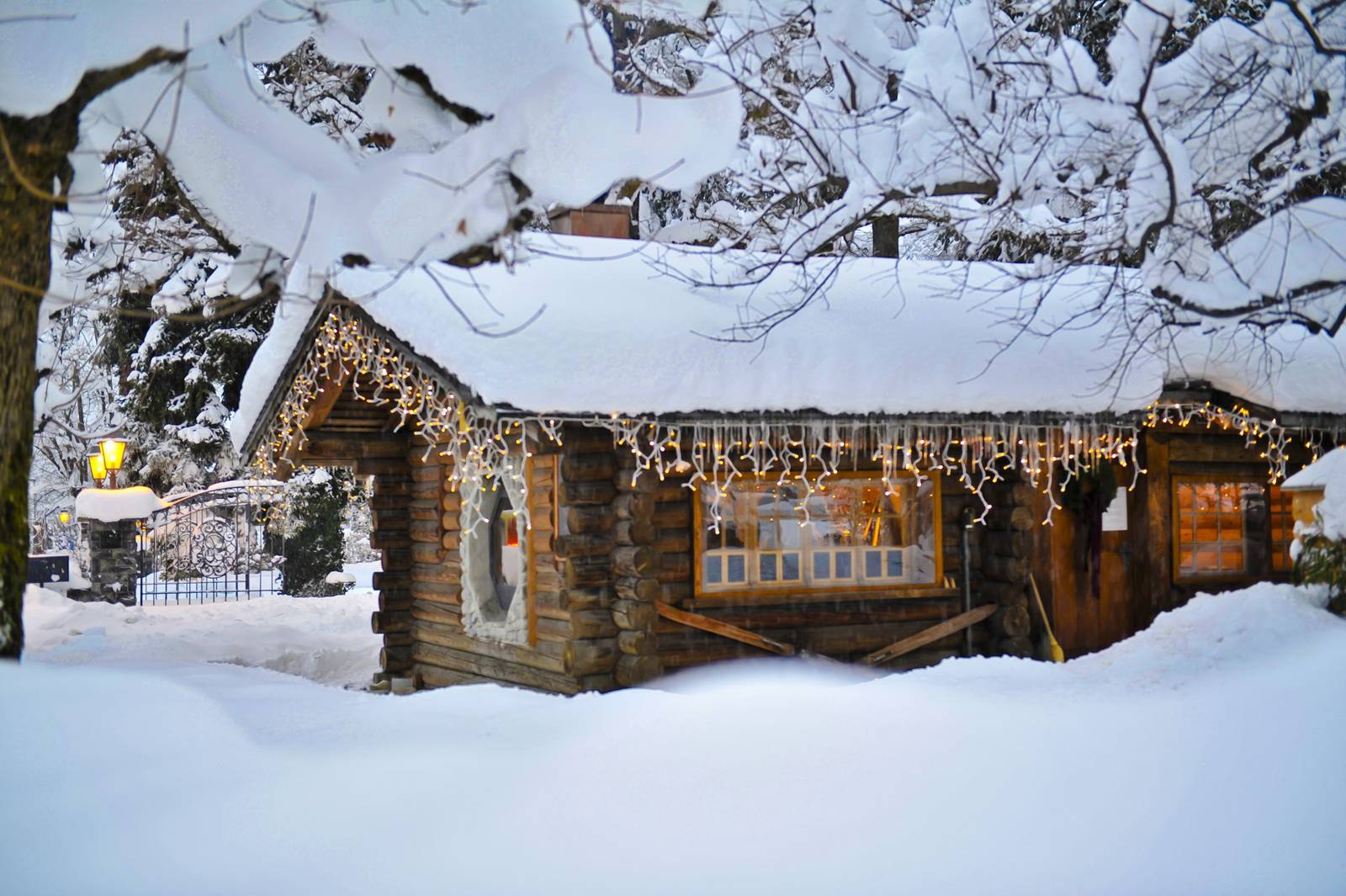 雪中的 Le Petit Chalet 花園小木屋