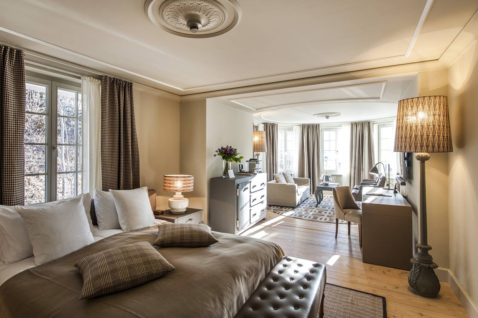 Le Grand Bellevue Tower Suite 臥室與起居區