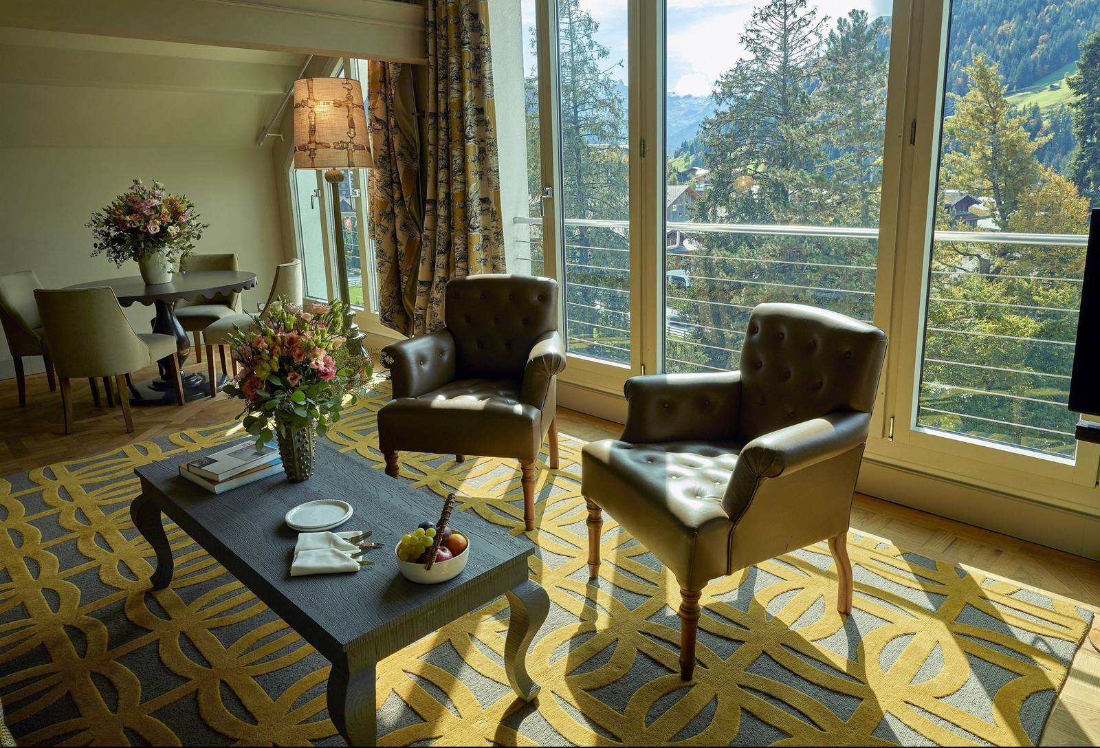 Suite Panorama 起居區與窗外山林景色