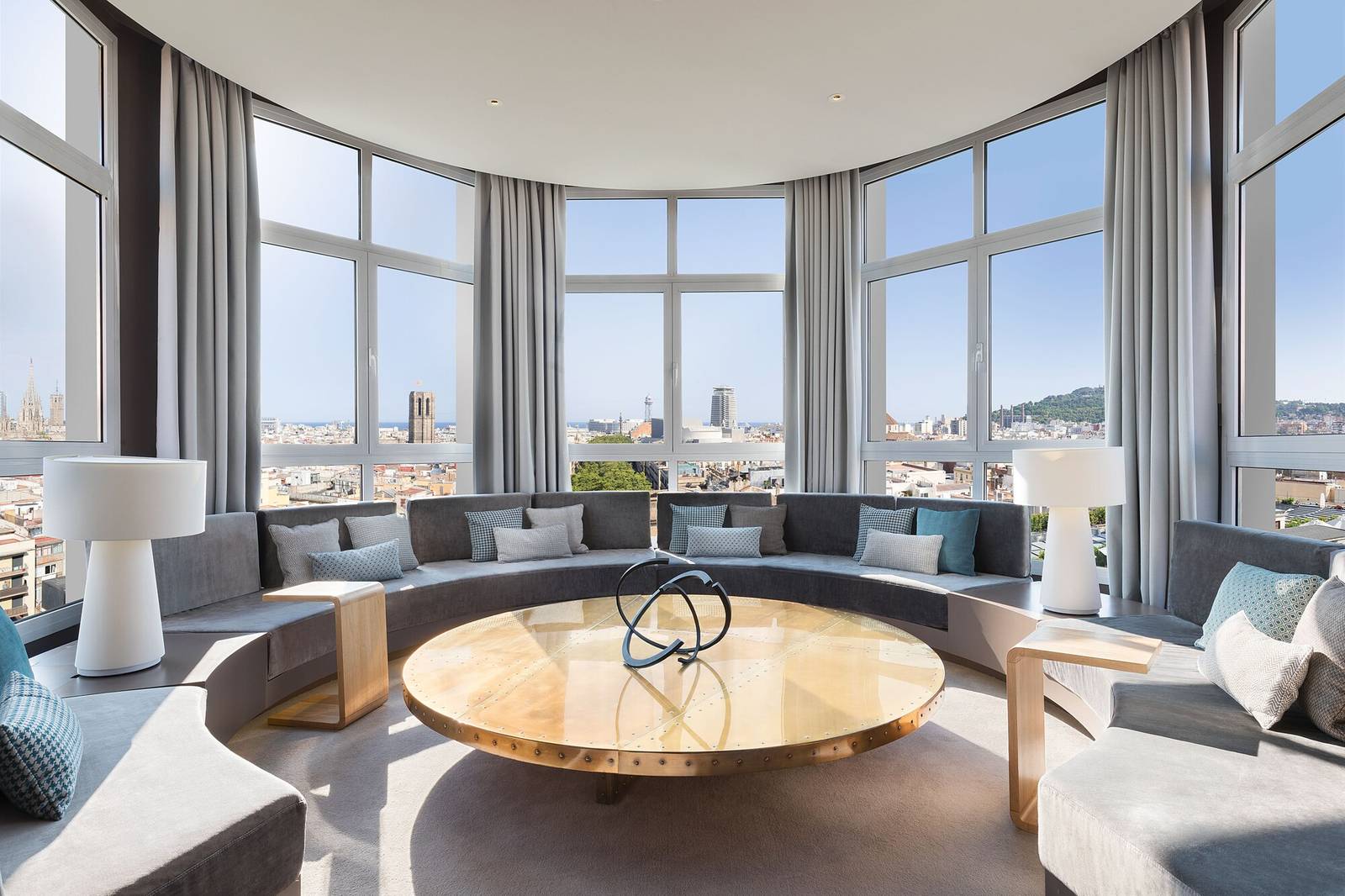 巴塞隆納艾美酒店 Panoramic Suite 環景窗起居室