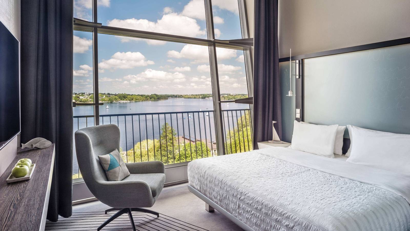 漢堡艾美酒店 Duplex Lake Suite 臥室與阿爾斯特湖景