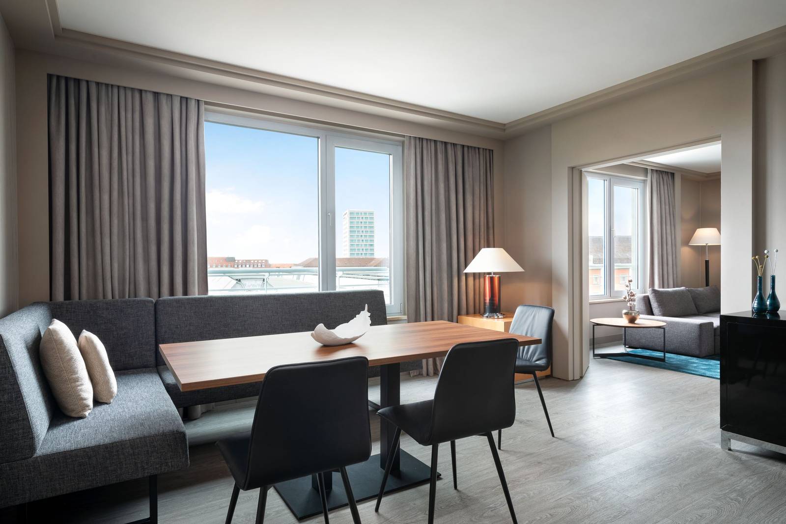 慕尼黑艾美酒店 Executive Suite 起居室與餐桌