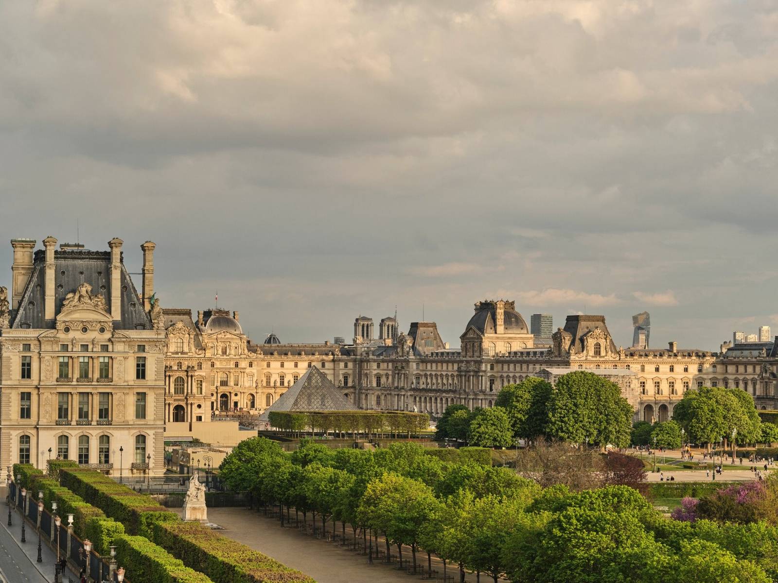 巴黎 Le Meurice 客房窗外的羅浮宮與杜樂麗花園