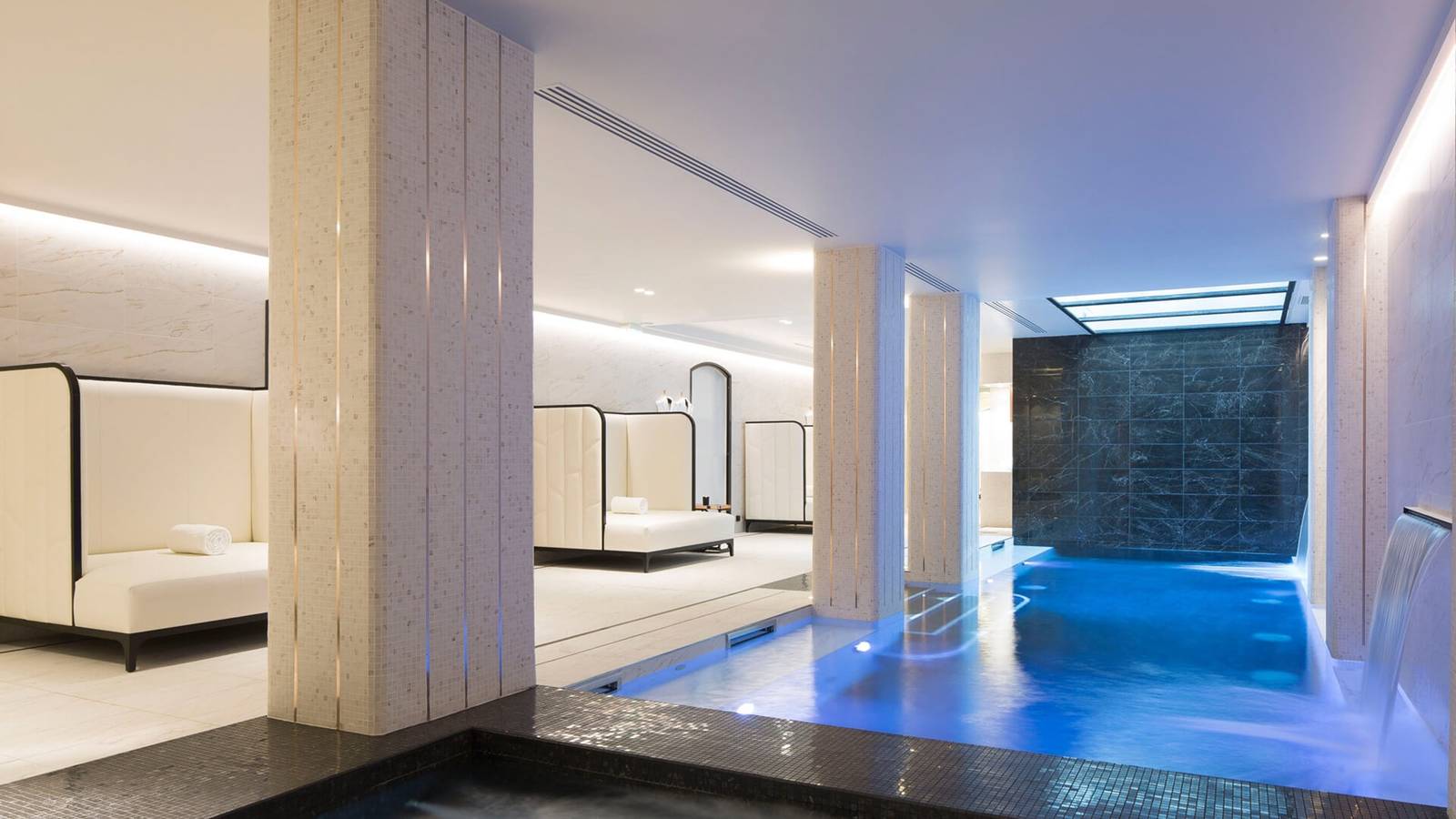 Le Narcisse Blanc Spa 泳池旁休憩區