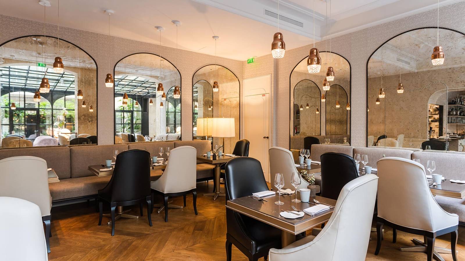 Le Narcisse Blanc Cléo 餐廳玻璃屋頂用餐區