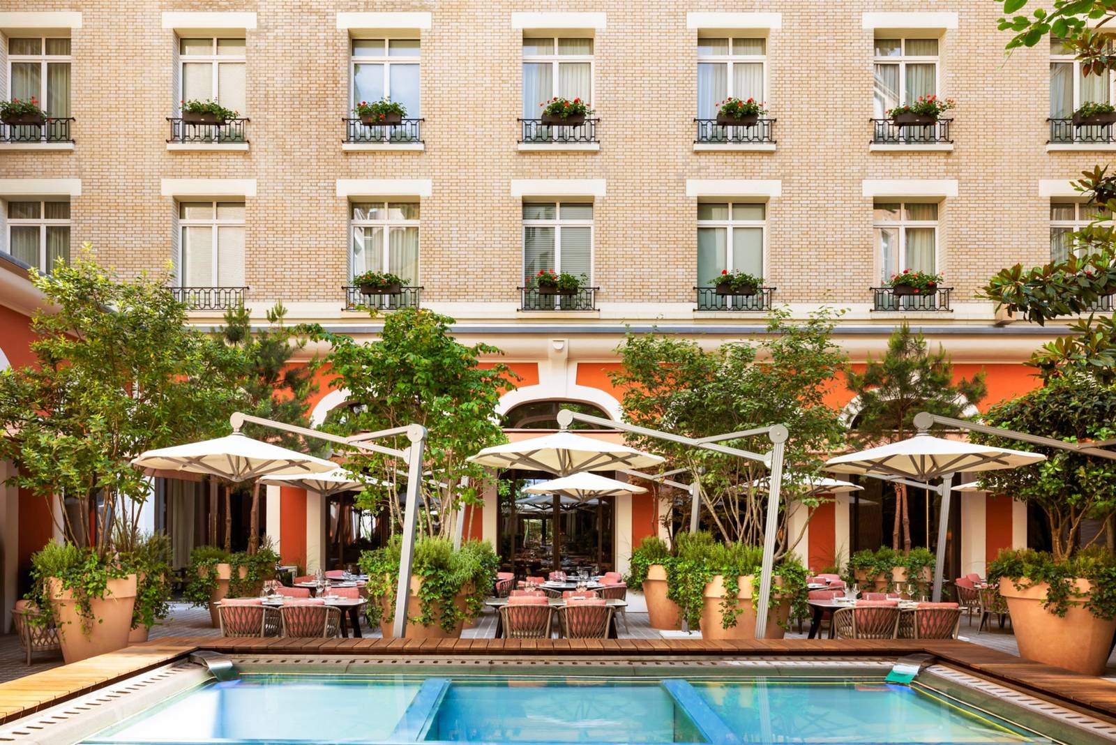 Le Royal Monceau 中庭花園與戶外座位