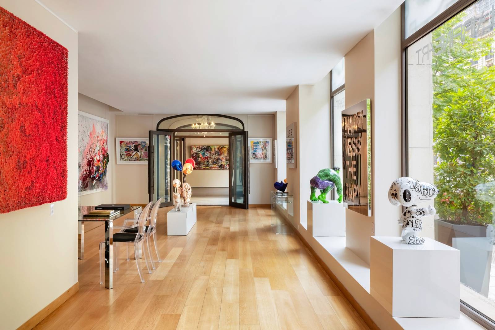 Le Royal Monceau 藝廊走廊與當代藝術品