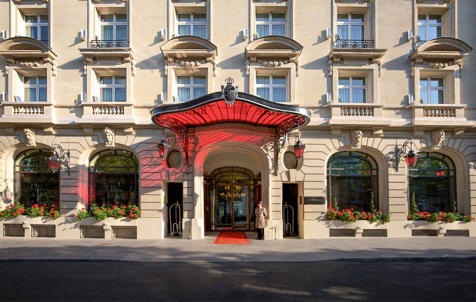 巴黎 Le Royal Monceau – Raffles Paris 位於 Avenue Hoche 的建築立面與紅色雨棚