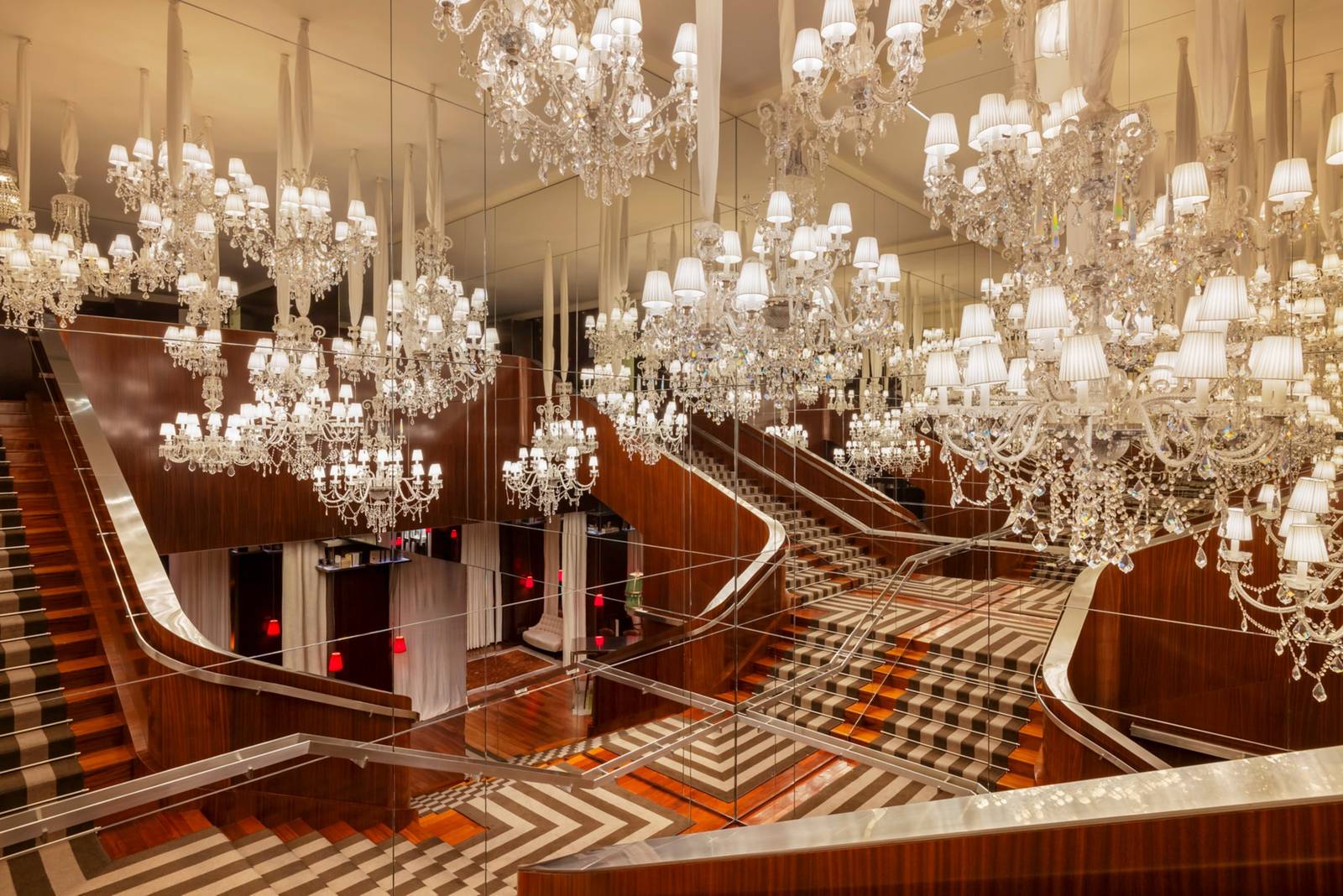 Le Royal Monceau 大廳的水晶吊燈群與階梯