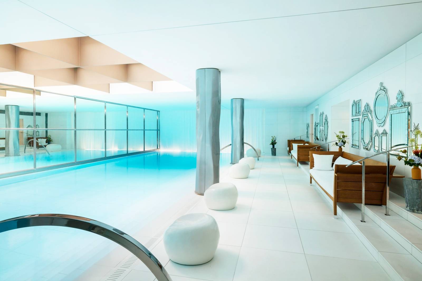 Le Royal Monceau Spa 的 23 公尺室內泳池